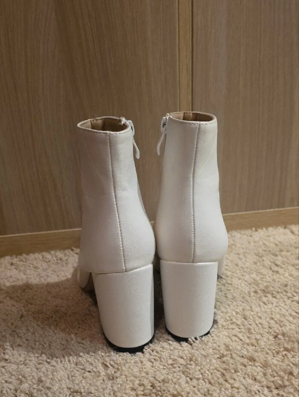 Women’s Pointed Toe Block Heel Ankle Boots - White
